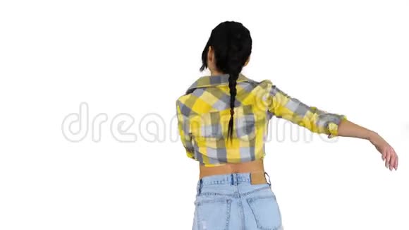 穿着牛仔裤短裤在白色背景上跳舞的快乐女人视频的预览图