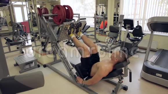 在健身房里推重物的男人视频的预览图
