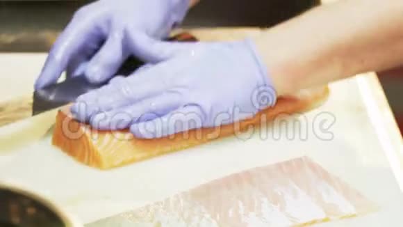 人类切割生鲑鱼视频的预览图