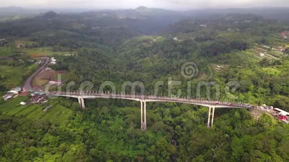 巴厘岛TukadBangkung桥的鸟瞰图视频的预览图