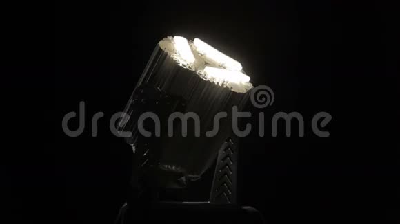 在黑暗中的金属支架上缓慢旋转的特写LED灯视频的预览图