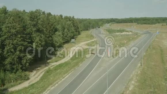 两条乡村道路上方的空气计划视频的预览图
