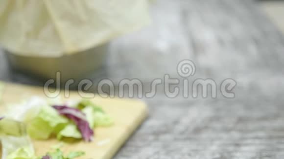 在木制桌子上用多乐片做成美味的家庭汉堡和薯条视频的预览图