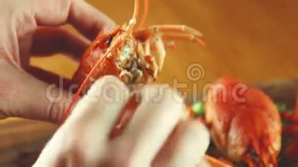 吃小龙虾的过程视频的预览图