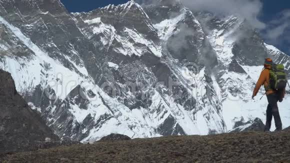 背着背包的人爬上喜马拉雅山的山坡视频的预览图