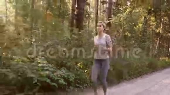 年轻女子早上跑步是为了保持健康视频的预览图