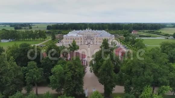拉托维亚的伦德尔城堡公园无人驾驶飞机在树上飞行夏季视频的预览图