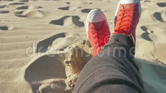 穿着红色运动鞋在蓝色海滩上放松的男人视频的预览图