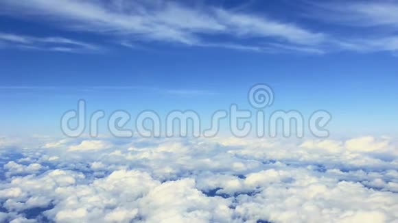 从飞机上看到蓝天和云彩的美丽景色视频的预览图