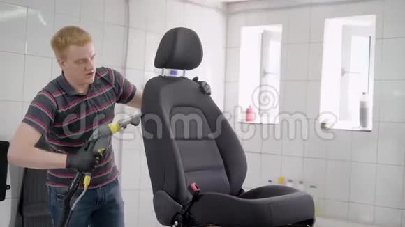人洗吸尘器汽车座椅视频的预览图