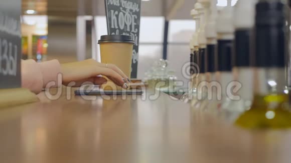 女人用智能手机拿着纸杯咖啡视频的预览图