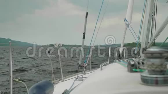 从游艇向前看移动过程视频的预览图