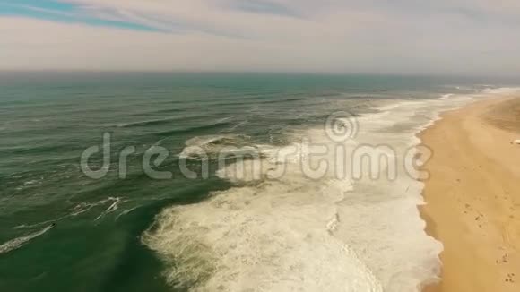 葡萄牙西部海岸沙滩上的巨浪视频的预览图