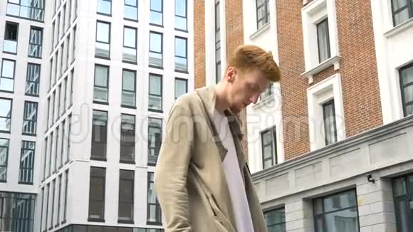 城市街道上年轻时尚男士的视频画像视频的预览图