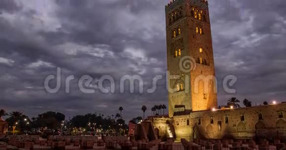 摩洛哥马拉喀什的库图比亚清真寺日落时分夜幕降临云层笼罩视频的预览图