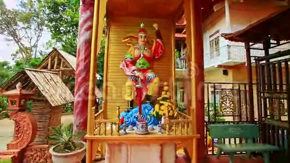 越南佛塔的黄金圣像构图视频的预览图