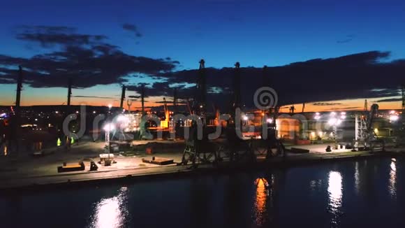 保加利亚瓦尔纳海港海港和工业起重机上彩色日落的鸟瞰图视频的预览图