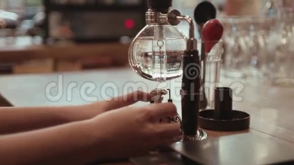 在替代咖啡机Vacum咖啡机中近距离观看开水咖啡师画像女性手视频的预览图