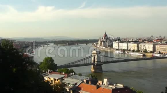 匈牙利布达佩斯Dunabe河上连接Buda和Pest的自由桥视频的预览图