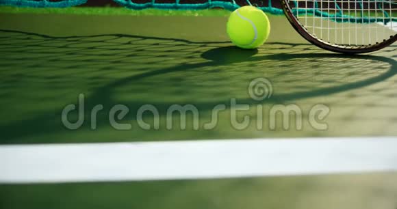 网球和球拍对网比赛4k视频的预览图