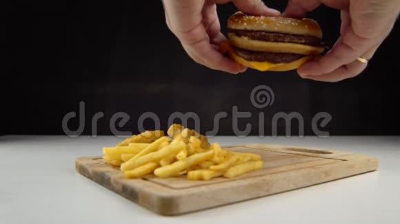 男性将一个高胆固醇和饱和脂肪的美味汉堡降下来视频的预览图