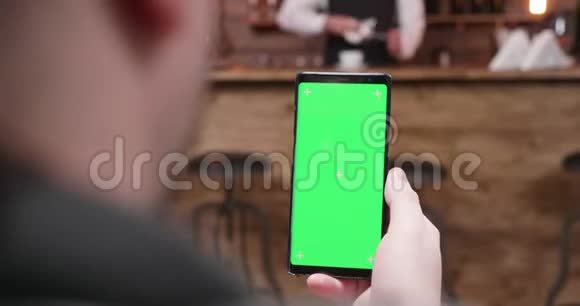 手持绿色屏幕手机视频的预览图