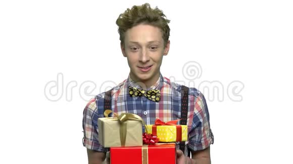 带礼物盒的滑稽男孩的肖像视频的预览图