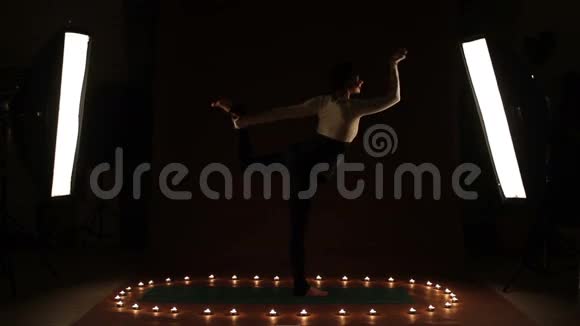 一位年轻女子在黑暗中表演体操视频的预览图