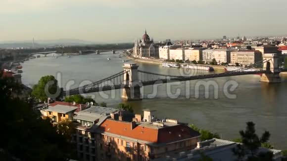 匈牙利布达佩斯Dunabe河上连接Buda和Pest的自由桥视频的预览图