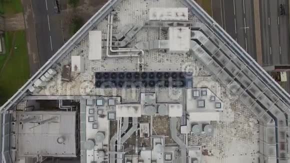 屋顶设备的鸟瞰现代建筑视频的预览图
