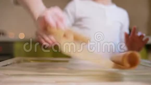 年轻的母亲带着女儿和儿子在厨房准备一个馅饼孩子们帮妈妈做假日甜点视频的预览图