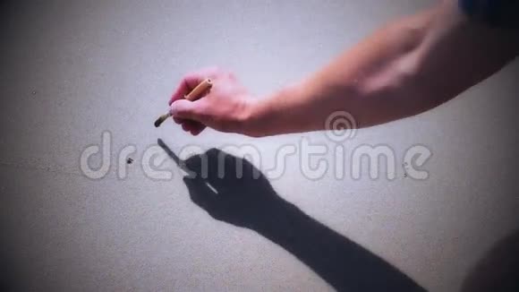 人类用波浪在沙滩上写下终结视频的预览图