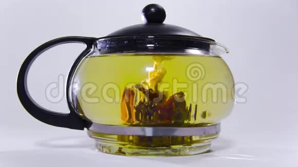 绿油油的中国茶花苞绽放在玻璃茶壶里4k延时视频的预览图