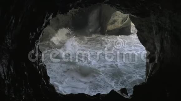 罗什哈尼克拉石窟以俯瞰波涛汹涌的大海视频的预览图