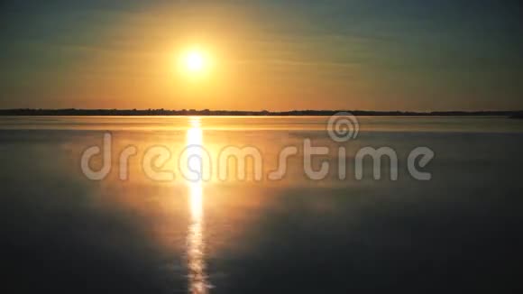 黎明时分太阳从水中升起晨雾弥漫视频的预览图