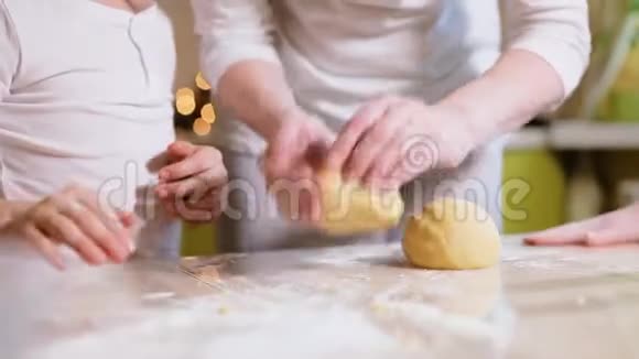 年轻的母亲带着女儿和儿子在厨房准备一个馅饼孩子们帮妈妈做假日甜点视频的预览图