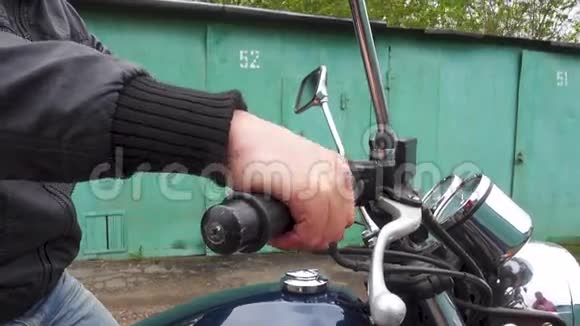 摩托车手转动油门杆视频的预览图