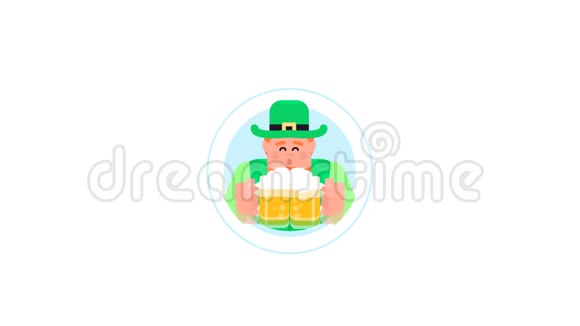 一个开朗的红发爱尔兰人带着啤酒杯在一个白色背景的蓝色杯子里提供一杯啤酒视频的预览图