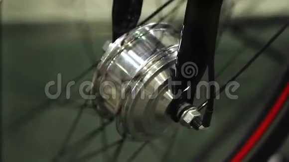 自行车轮在技术维修车间旋转自行车爱好视频的预览图