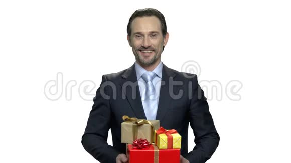 微笑商人带礼盒的肖像视频的预览图