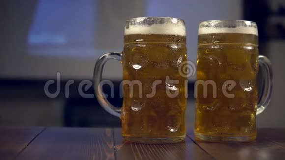 足球比赛背景下的啤酒杯视频的预览图
