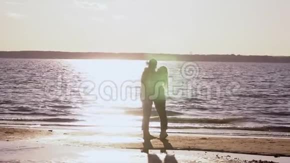 带着那家伙走的年轻女孩与女孩约会的那个人晚上在海滨散步视频的预览图