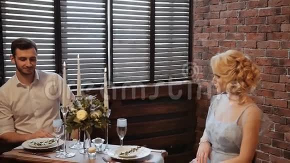 结婚装饰服务艺术作品新娘和新郎穿着西装坐在桌旁背景是一块砖和一块砖视频的预览图