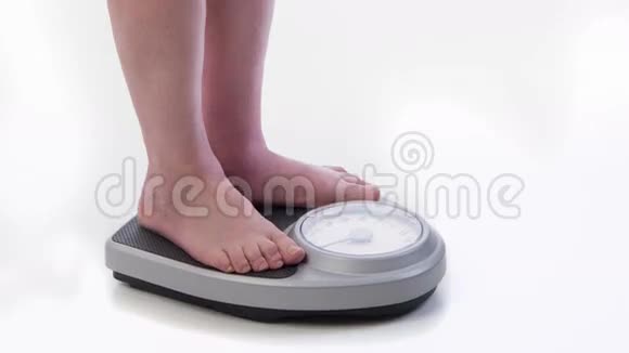 体重秤上的胖子视频的预览图