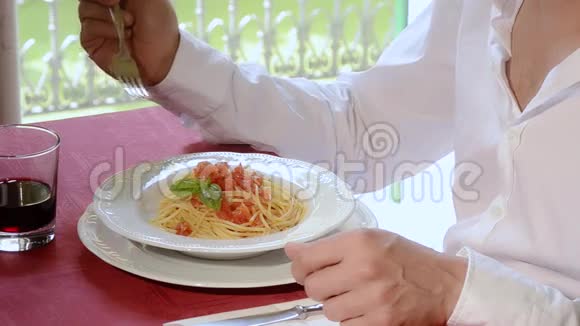 一个吃意大利面的人视频的预览图