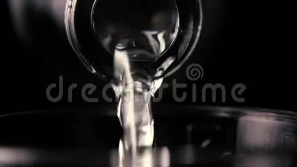 纯净水从瓶子里倒出来特写慢节奏视频的预览图