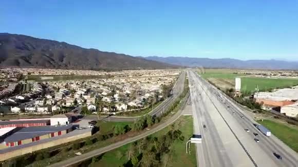 乡村郊区的全景空中观光视频的预览图