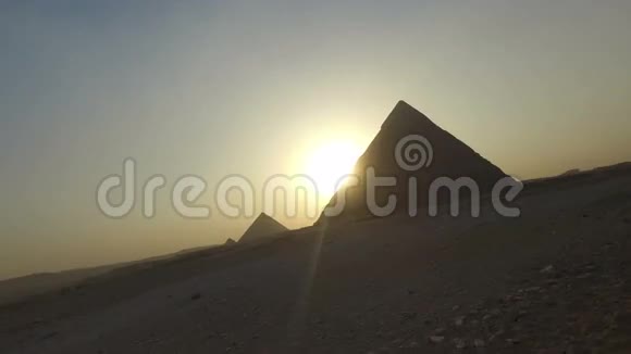 日落时吉萨金字塔的景色视频的预览图