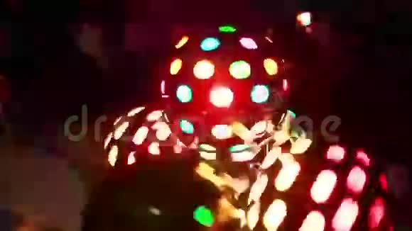 光球近景彩色迪斯科投影机四舍五入灯光在夜总会的黑暗中闪耀视频的预览图