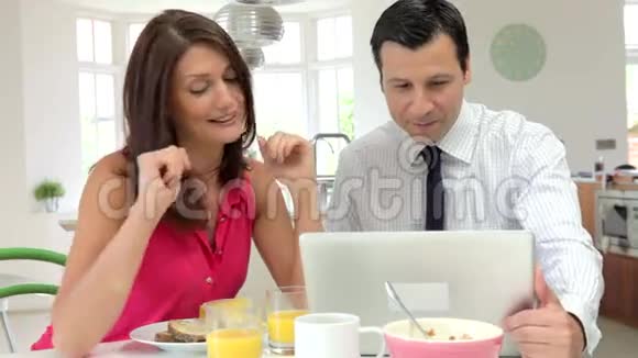 夫妻在丈夫上班前吃早餐视频的预览图